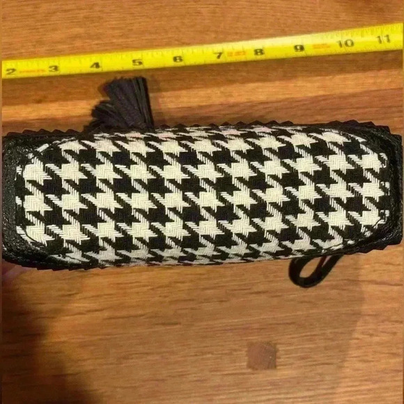 Cosmetic pouch - Limited Black and White Herringbone zippered pouch w/ tassels - Picture 3 of 6